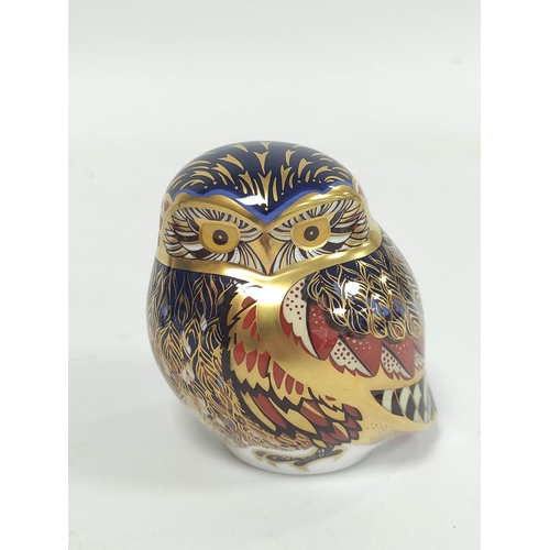 252 - Royal Crown Derby animal paperweight modelled as an owl, gold coloured stopper to underside, approxi... 