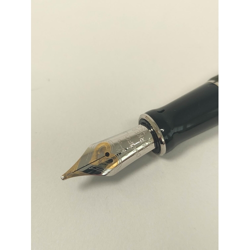 30 - Parker Duofold centennial pen and pencil, 18ct gold nib.