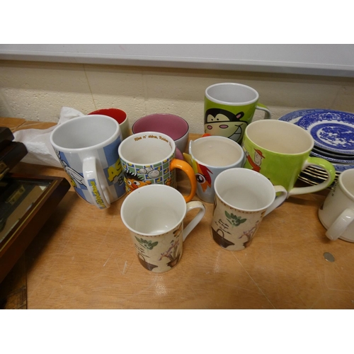 175 - Box of sundries including plates, mugs, jugs, etc.