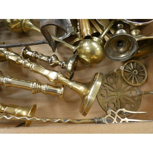 178 - Box of assorted brass and metal wares.