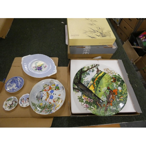 255 - Box of collectable plates etc.