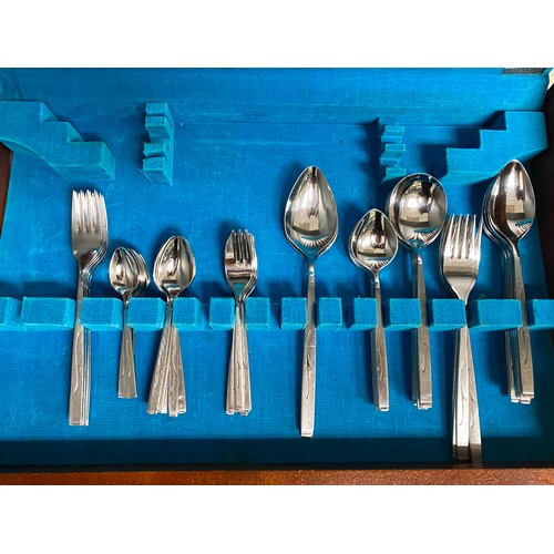 322 - Oneidacraft stainless steel cutlery in canteen