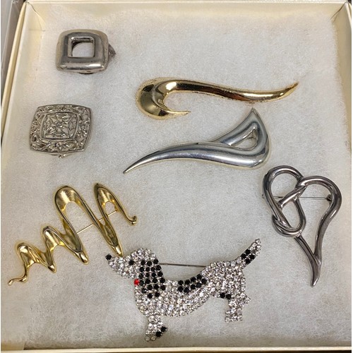 324 - Assorted costume jewellery including silver chains