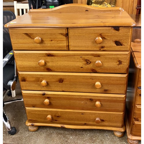 562 - Pine bedroom suite comprising dressing table with cheval mirror, two over four chest of drawers, and... 