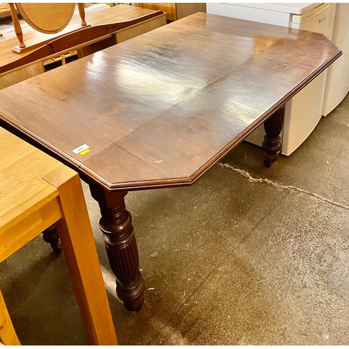 580 - Drop leaf Victorian mahogany dining table 