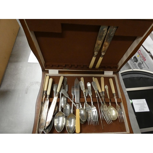 429 - Collection of cased cutlery.