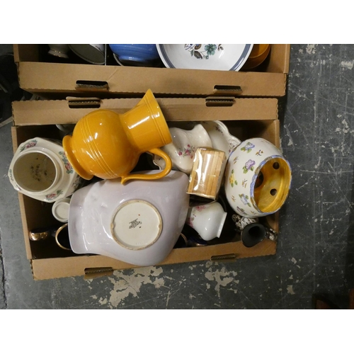 570 - Three boxes of household kitchenalia.