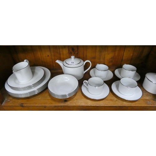 610 - Royal Worcester 'Platinum' dinner service.