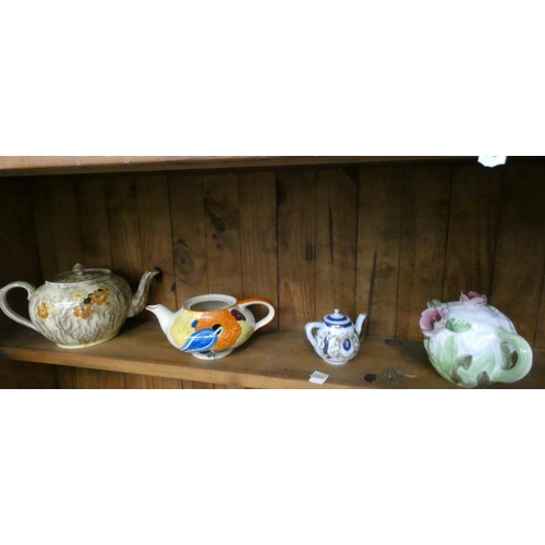 611 - Collection of various teapots.