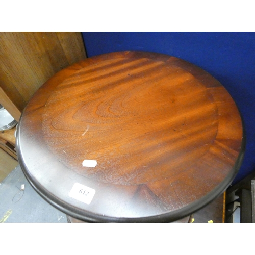 612 - Circular pedestal table.