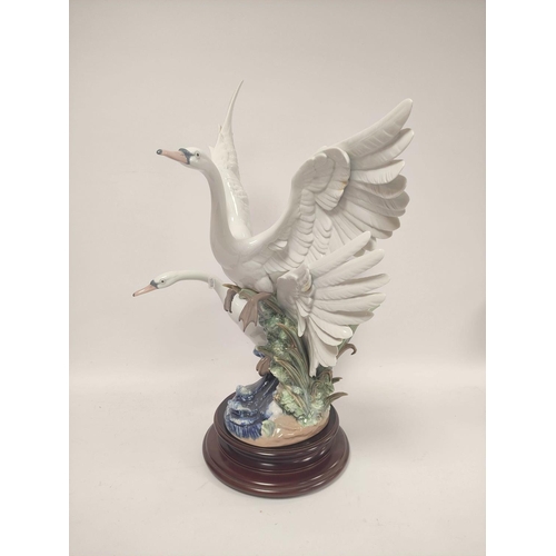 279 - RE-ENTER NEXT ANT SALE EST 100-200 Lladro figure group #5192 Take Flight, the large group modelled a... 