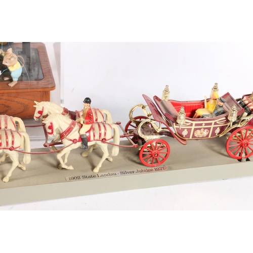 125 - Model of the 1902 State Landau silver jubilee 1977 and a Enesco model sewing machine with mice. (2)