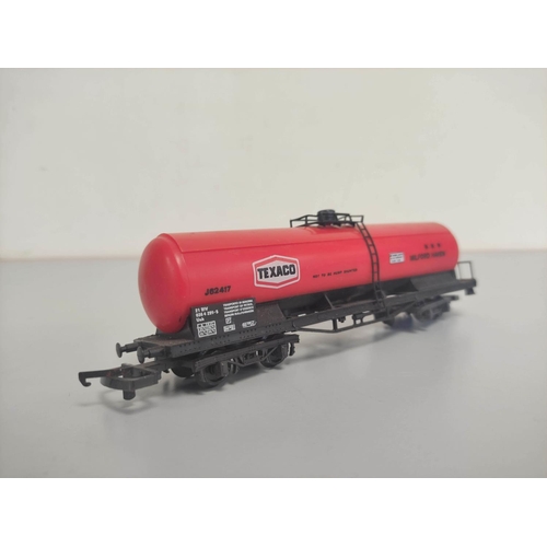 102 - Box of 00 gauge locomotives, rolling stock and components, comprising mostly of issues by Triang to ... 