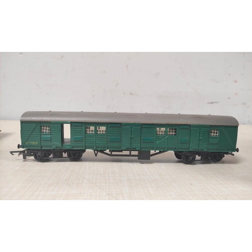 104 - Box of 00 gauge engines and rolling stock comprising of issues from Hornby, Triang etc to include Ho... 