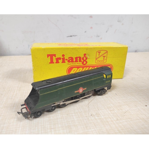 105 - Triang Railways. Boxed 00 gauge models to include Girder Bridge R78, 4-6-2 