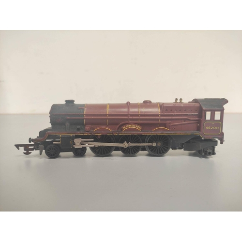 113 - Box of 00 gauge locomotives and rolling stock comprising of Tri-ang Class 4-6-2 