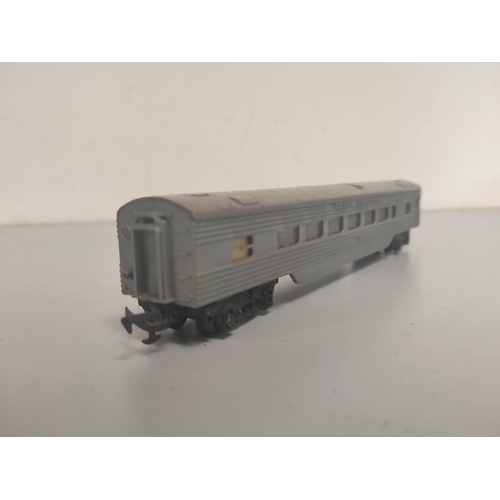 114 - Box of Tri-ang 00 gauge rolling stock comprising of six R131/132 Vista Dome Coaches, two transcontin... 