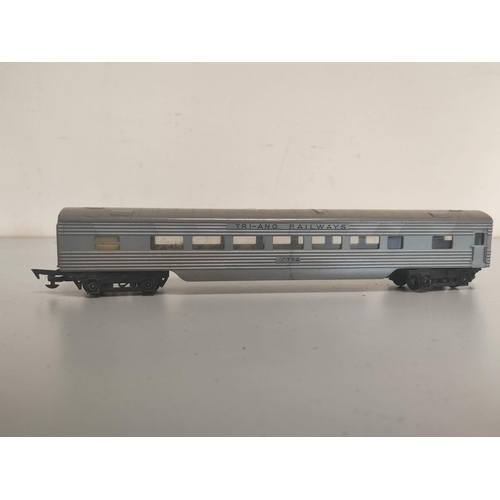 114 - Box of Tri-ang 00 gauge rolling stock comprising of six R131/132 Vista Dome Coaches, two transcontin... 