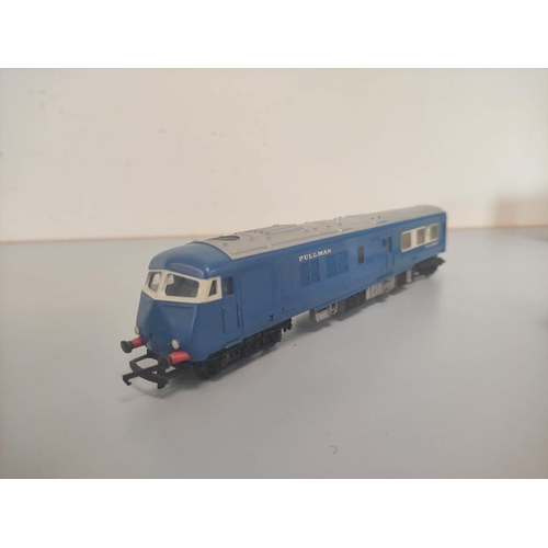 115 - Box of Tri-ang 00 gauge locomotives and rolling stock comprising of eight R555 Pullmann Diesel engin... 