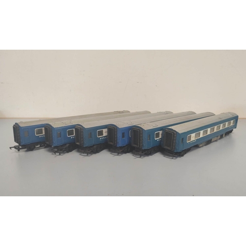 115 - Box of Tri-ang 00 gauge locomotives and rolling stock comprising of eight R555 Pullmann Diesel engin... 