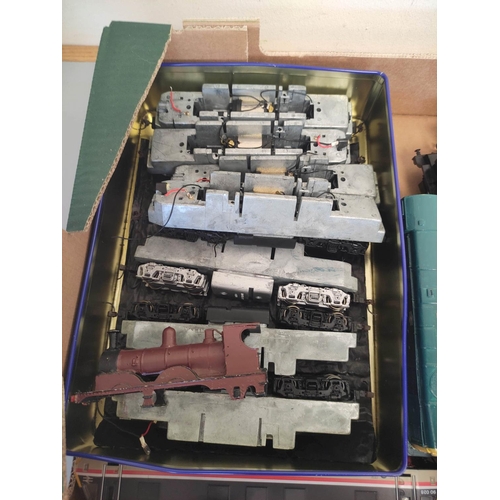 83 - Box of 00 gauge locomotives, rolling stock and components, to include Triang R54 4-6-2 TR 2335 Trans... 