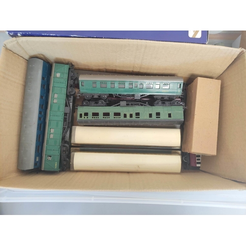 85 - Box of 00 gauge locomotives, rolling stock and components, to include Wrenn Mineral Wagon W1655, Lim... 