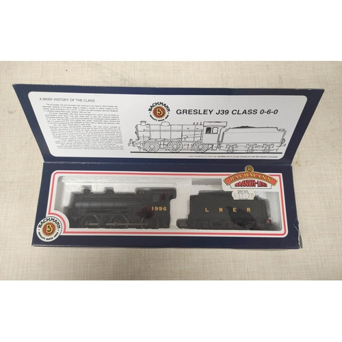 86 - Bachmann. Two boxed locomotives to include 31-853 Class J39 0-6-0 1996 in LNER Black Livery and 31-6... 