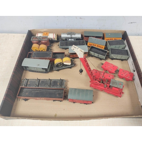 89 - Hornby Dublo 00 gauge rolling stock to include 4620 Breakdown Crane and accompanying trucks, covered... 