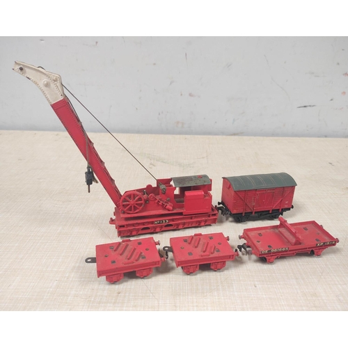 89 - Hornby Dublo 00 gauge rolling stock to include 4620 Breakdown Crane and accompanying trucks, covered... 