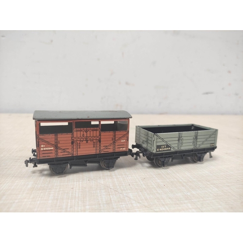 89 - Hornby Dublo 00 gauge rolling stock to include 4620 Breakdown Crane and accompanying trucks, covered... 