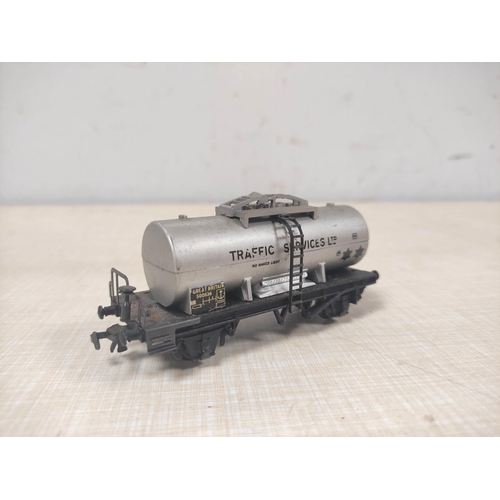 89 - Hornby Dublo 00 gauge rolling stock to include 4620 Breakdown Crane and accompanying trucks, covered... 