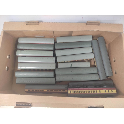 90 - Box of 00 gauge rolling stock to include Hornby Dublo issues such as BR 4006 composite coach, among ... 