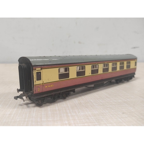 90 - Box of 00 gauge rolling stock to include Hornby Dublo issues such as BR 4006 composite coach, among ... 