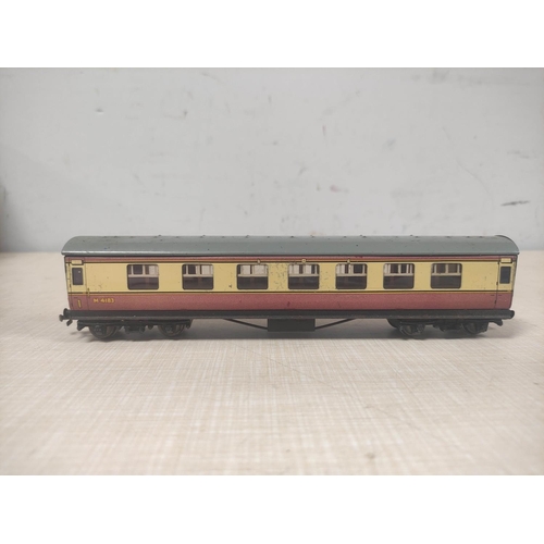 90 - Box of 00 gauge rolling stock to include Hornby Dublo issues such as BR 4006 composite coach, among ... 