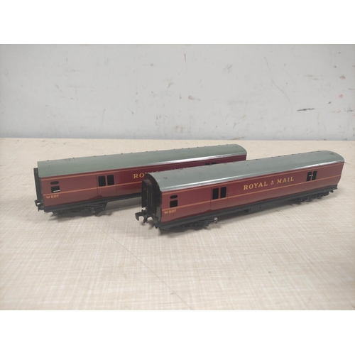 90 - Box of 00 gauge rolling stock to include Hornby Dublo issues such as BR 4006 composite coach, among ... 