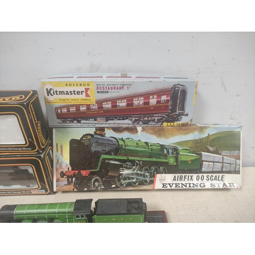 91 - Box of 00 gauge locomotives and components to include a boxed Mainline 37060 Rebuilt Scot Class 'Roy... 