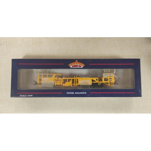 98 - Bachmann. Five boxed 00 gauge models to include Bachmann Spectrum Self Propelled Ballast Regulator 1... 