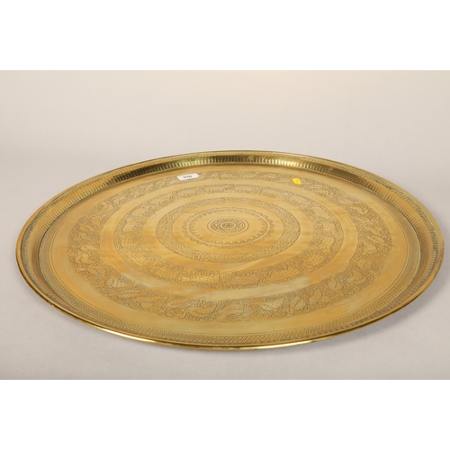 516 - Large brass charger 59cm d