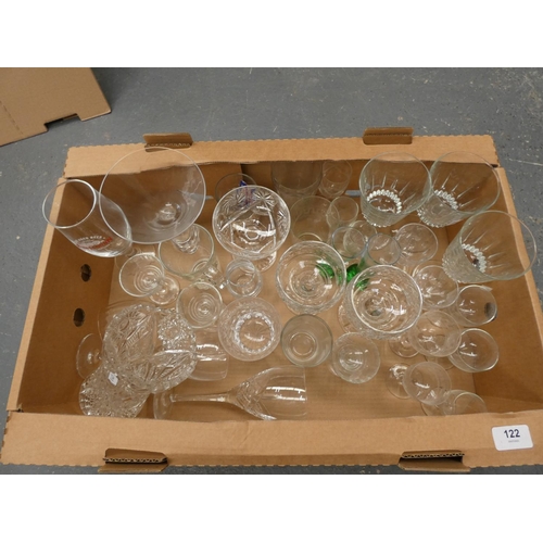 122 - Collection of glassware to include vase, drinking glasses etc