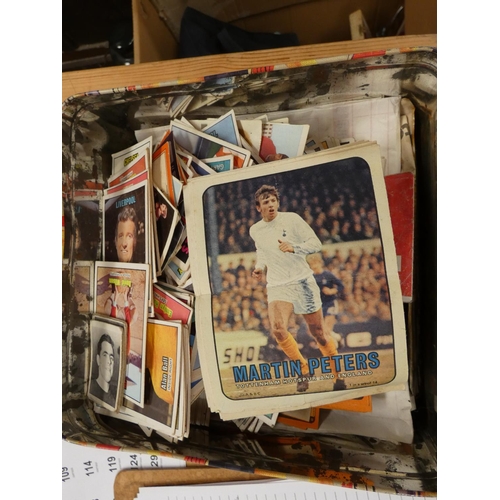 82 - Tin of 1950s and 1960s football cards.