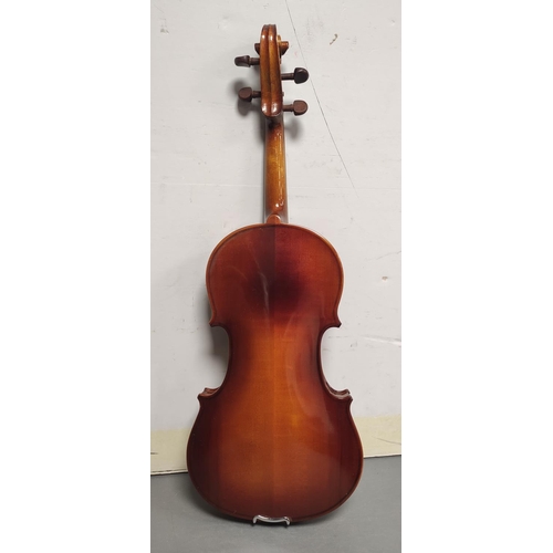 Modern 4/4 size violin by Skylark China. Spruce top and two