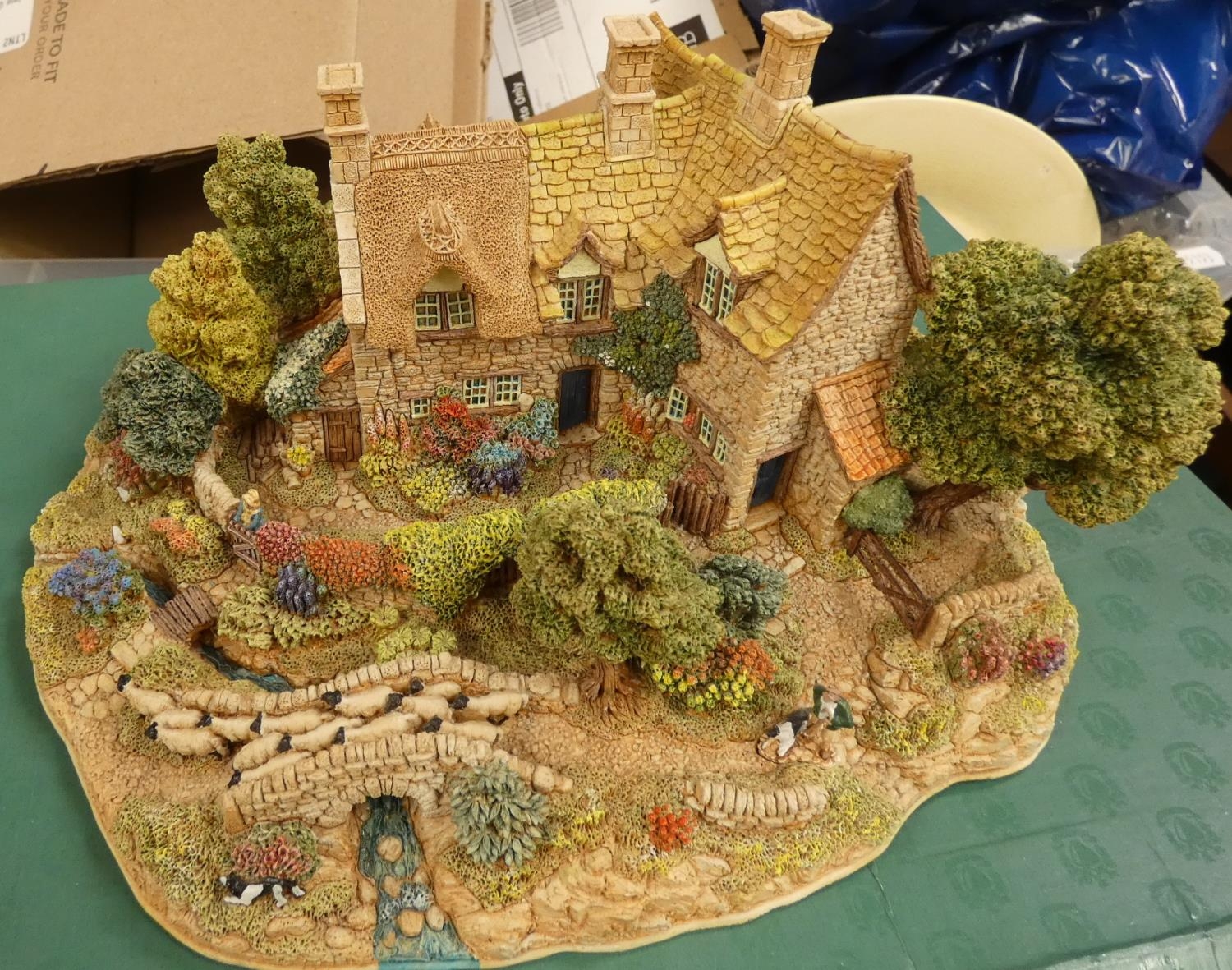 Lilliput Lane 'Pasture's New' and 'Old Mother Hubbard's' wih