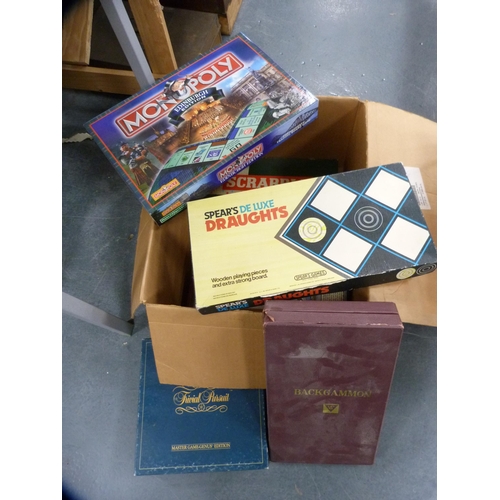 118 - Carton containing various games to include Trivial Pursuit, draughts, Monopoly, backgammon, Othello,... 