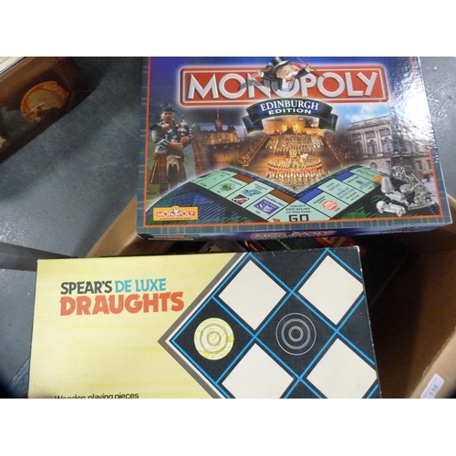 118 - Carton containing various games to include Trivial Pursuit, draughts, Monopoly, backgammon, Othello,... 