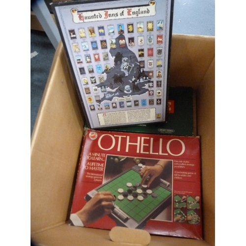 118 - Carton containing various games to include Trivial Pursuit, draughts, Monopoly, backgammon, Othello,... 