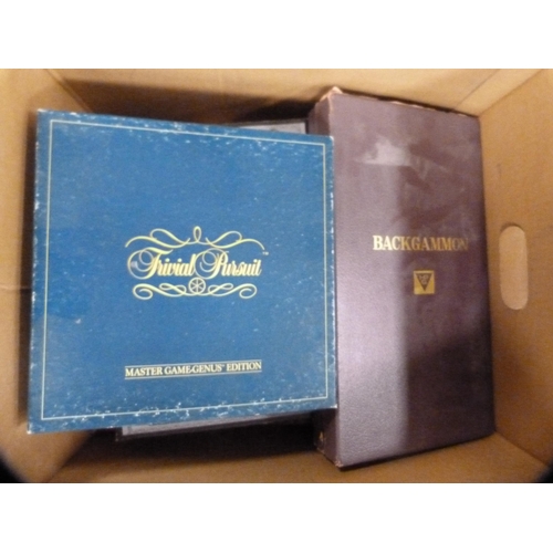 118 - Carton containing various games to include Trivial Pursuit, draughts, Monopoly, backgammon, Othello,... 