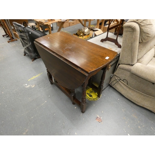 532 - Oak gateleg table.