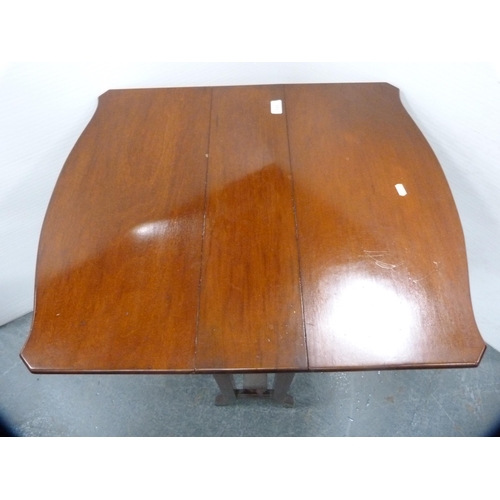 572 - Mahogany Sutherland table.