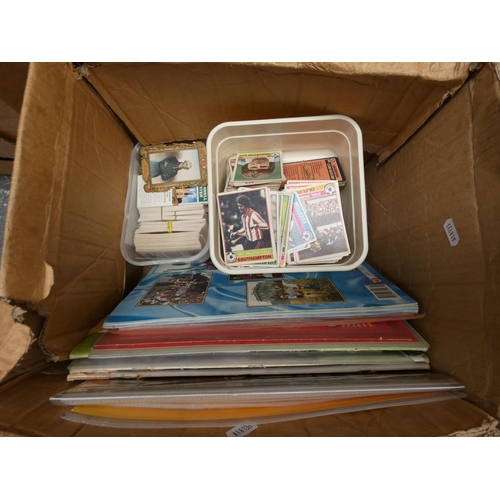 350 - Collection of 1970s and 1980s football trading cards. 