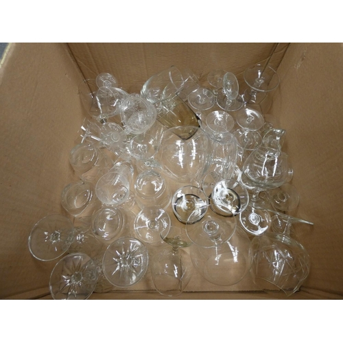 524 - Collection of glassware.